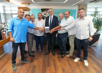 Gazetecilerden Lider Arda’ya özel armağan