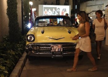 Göksel Arsoy’un 1957 model Chevrolet’si Sanathane’de sergilendi