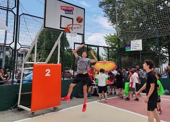 Gölcük kıyısında heyecan sırası sokak basketbolunda 