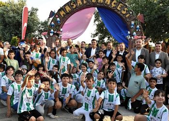 Hayallerindeki kahramanları gören çocuklar bu parka hayran kaldı