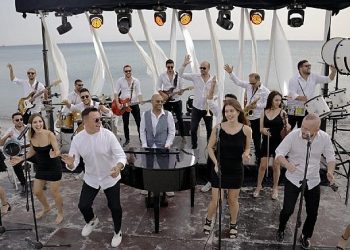 İzmir Büyükşehir Belediyesi’nden Fiyatsız Çim Konserleri!