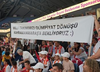 Kahramanmaraşlı çocuklar, Türkiye-Ukrayna Ulusal Basketbol maçında millileri desteklemek için İstanbul’daydı