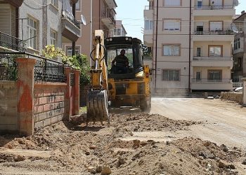 Karaman Belediyesi Fen İşleri Müdürlüğü grupları, Valide Sultan Mahallesi’nde kaldırım çalışması başlattı
