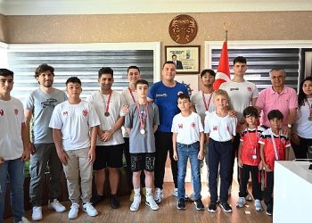 Kemer Belediyesi Kick Boks grubundan Lider Topaloğlu’na ziyaret