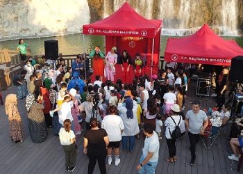 Konser ve Tiyatro bir ortada