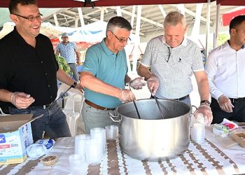 Kuzdere pazar yerinde vatandaşlara aşure ikramı