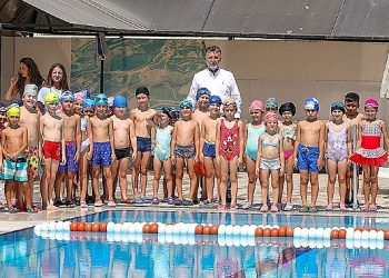 Lider Sandal istedi: Birinci sefer havuzla tanıştılar