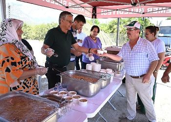 Lider Topaloğlu vatandaşlara aşure ikram etti