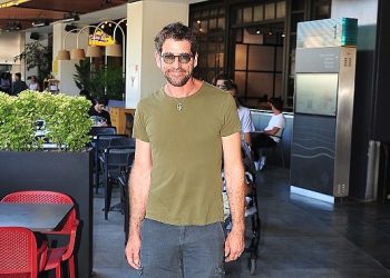 Ünlü oyuncu Cemal Hünal öğlen yemeği için geldiği Kanyon’da objektiflerimize takıldı.