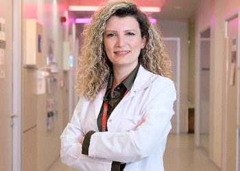 Zayıf, ince muhakkak, uzun, renkli gözlü ve daima topuklu ayakkabı giyiyor. Barbie, çocuklarda fizikî ve ruhsal meselelere neden oluyor