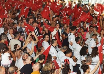 30 Ağustos Zafer Bayramı’nda Karşıyaka, gelincik tarlasına döndü