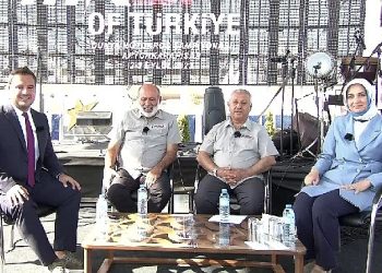 Afyon Valisi Kübra Güran Yiğitbaşı, Afyon Belediye Lideri Mehmet Zeybek ve Türkiye Motosiklet Federasyonu Asbaşkanı Mehmet Nedim Akülke D-Smart Ekranlarında Yayınlanan “Haftanın Konuğu” Programına Konuk Oldular