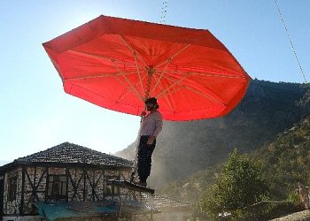 Ahmet Kural şemsiyeyle uçtu