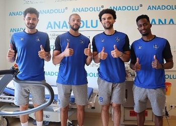 Anadolu Efesli 4 basketbolcu sıhhat denetiminden geçti