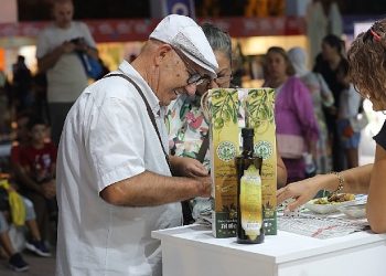 Bayraklı fuardaki yerini aldı