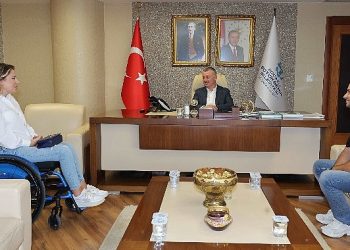 Bir Eli Direksiyonda, Öbür Eli Gaz ve Frende