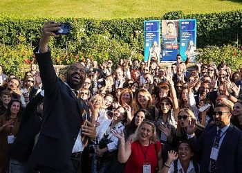 Birleşik Krallık Dışişleri Bakanı, Birleşik Krallık Mezunları ile bir Ortaya Geldi