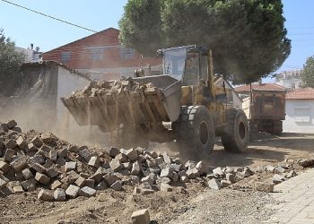 Burhaniye Belediyesi, 7 farklı noktada eş vakitli yapılan yol çalışmalarına devam ediyor!