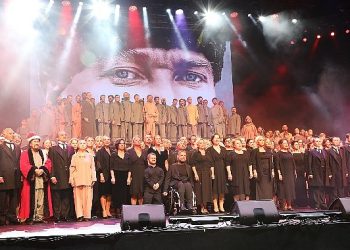 Cumhuriyetin 100. Yılında Kalpler “Bu Memleket Bizim” Oyunuyla Attı