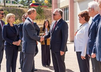 Edinburgh Dükü Prens Edward, Hacettepe Üniversitesi’nde Zelzeleden Etkilenen Öğrencilerle Bir Ortaya Geldi ve Türkiye’nin Birinci ‘Geri Dönüştürülebilir Konut Sistemi’ Projesinin Çalışmaları Hakkında Bilgi Aldı