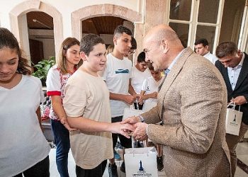 Görme engelli ulusal kadro atletleri Lider Soyer’i ziyaret etti