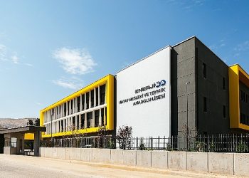 Güler Sabancı, Hatay’da Birinci Ders Zilinde de Öğrencilerin Yanındaydı