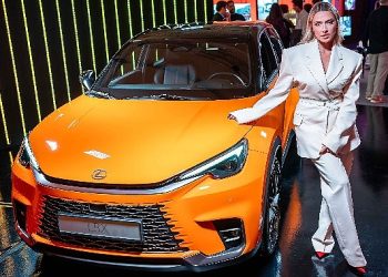 Hadise Londra’da Lexus’un Sanatsal Otoparkında LBX Cool ile Tanıştı