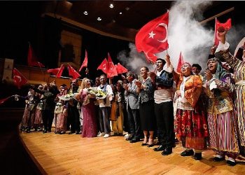 İzmirli muhtarlar Cumhuriyet’in 100’üncü yılı için tekrar sahneye çıktı