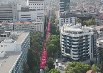 İzmirliler klâsik Zafer Yürüyüşü’nde buluştu