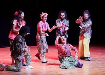 Karşıyaka Belediye Tiyatrosu kursiyerleri göz doldurdu