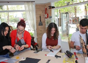 Karşıyaka’da Atıklar Minyatür Müzik Aletine Dönüşüyor