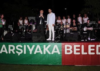 Karşıyakalılar açık havada müzik şöleni yaşadı