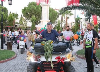 Kınık’ta Hasat Ettikleri Eserlerle Bisikletlerini Süslediler