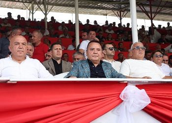 Lider Böcek’ten Elmalı’ya güreş alanı kelamı