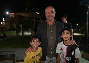 Lider Pekyatırmacı Bosna Hersek Mahalle sakinleriyle bir ortaya geldi