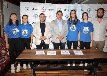 Lider Serkan Acar, Aliağa’nın Profesyonel Bayan Voleybolcularıyla Bir Ortaya Geldi