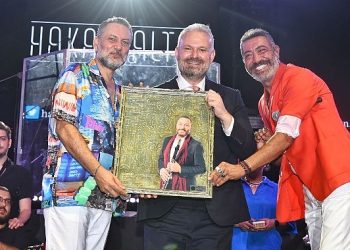 Menemen’de Hakan Altun ve Hüsnü Şenlendirici’den Zafer Konseri