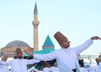 Mevlana’nın Huzurunda 250 Semazen Birebir Anda Sema İcra Etti