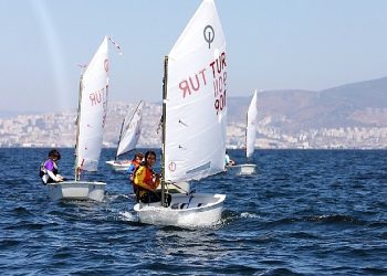 Narlıdere’den açılan yelkenler, İzmir Körfezi’nde görsel şölen yaşattı