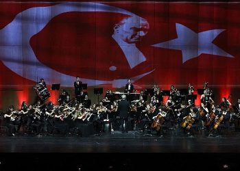Sabancı Topluluğu, Cumhuriyet’in 100’üncü yılını Şef Cem Mansur idaresinde Türkiye Gençlik Filarmoni Orkestrası ile kutladı
