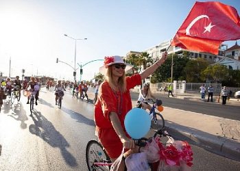 ‘Süslü Kadınlar’ Karşıyaka’da farkındalık yaratacak