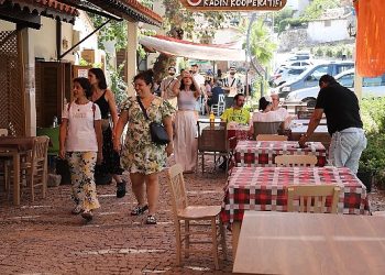 Yurt Dışından Gelen Gençler Narlıdere’de Tarihi Keşfe Çıktı