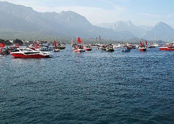 100 tekneden bayrak geçişi