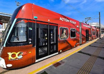 100’üncü yıla özel tramvaylar İzmir sokaklarında