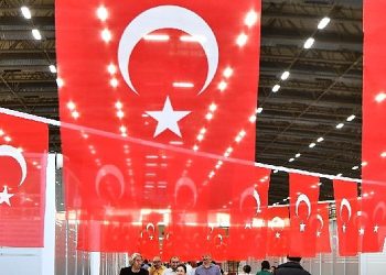 35 bin metrekare Türk bayraklarıyla donatıldı