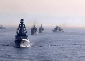 Türk donanmasından boğazda 100’üncü yıla özel tarihi geçit töreni