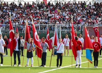 Aliağa Cumhuriyet İçin Atatürk Stadına Koştu