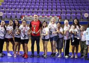 Aliağa Veteran Bayan Hentbol Ekiplerinden İkili Kupa