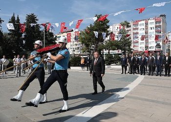 Antalya Büyükşehir’de Atatürk Anıtı’na çelenk sunma merasimi