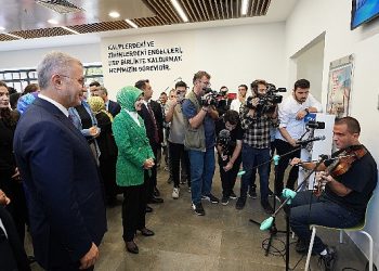 Bakan Göktaş Üsküdar’daki Manisiz Ömür Merkezi ve Tebessüm Kahvesi’ni Ziyaret Etti